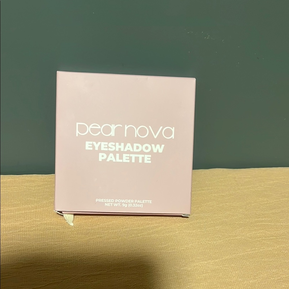 🌞3/$25 Pear Nova Eyeshadow Compact